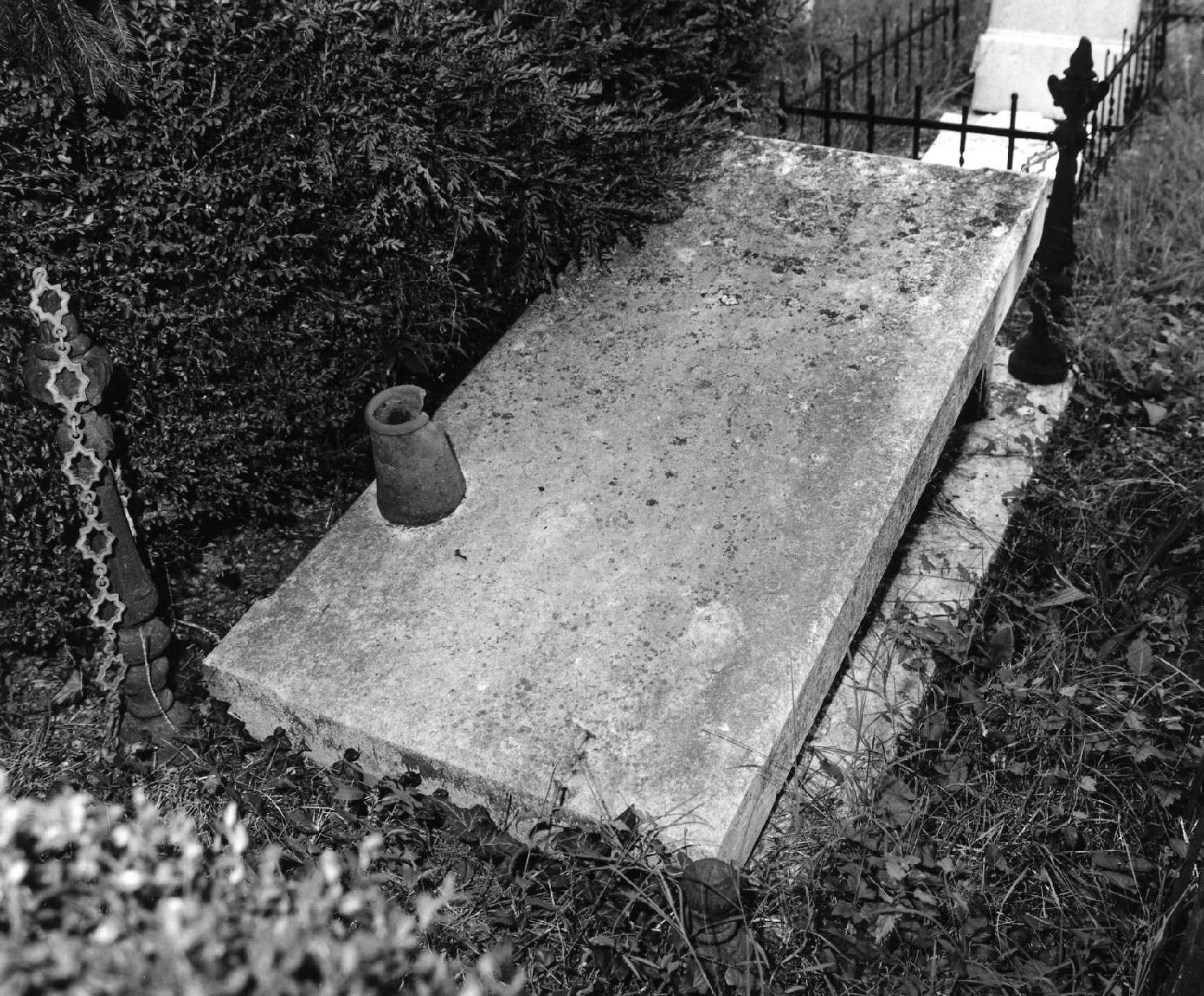 lapide tombale - ambito veneto (sec. XX)