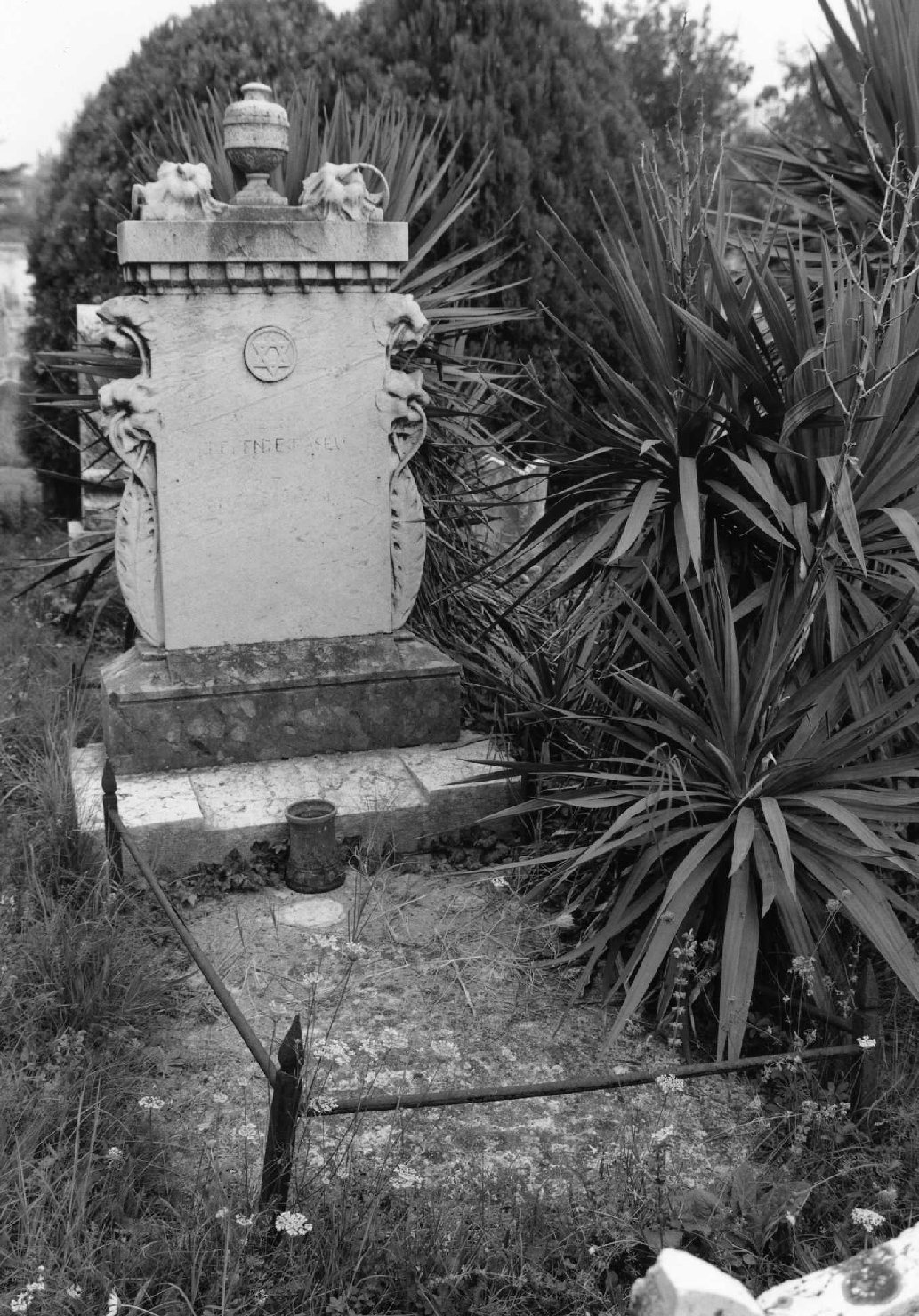 monumento funebre - ambito veneto (sec. XX)