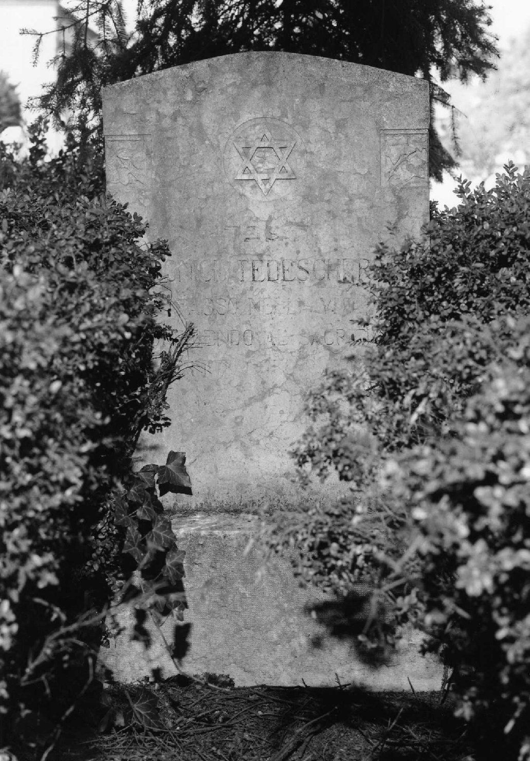 lapide tombale - ambito veneto (sec. XX)