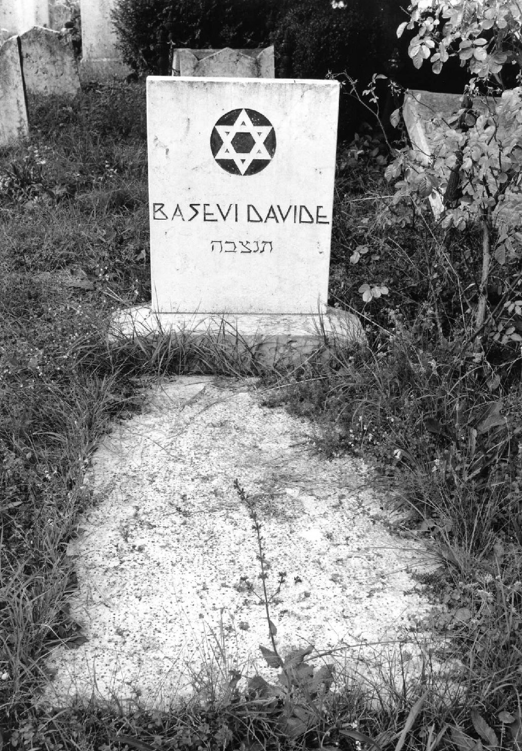 lapide tombale - ambito veneto (sec. XX)