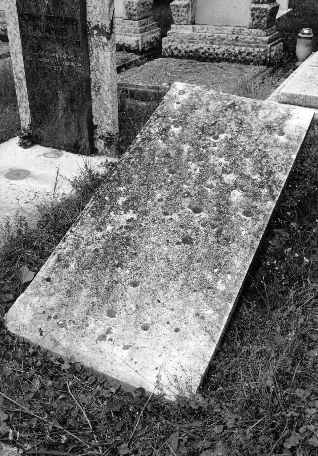 lapide tombale - ambito veneto (sec. XX)