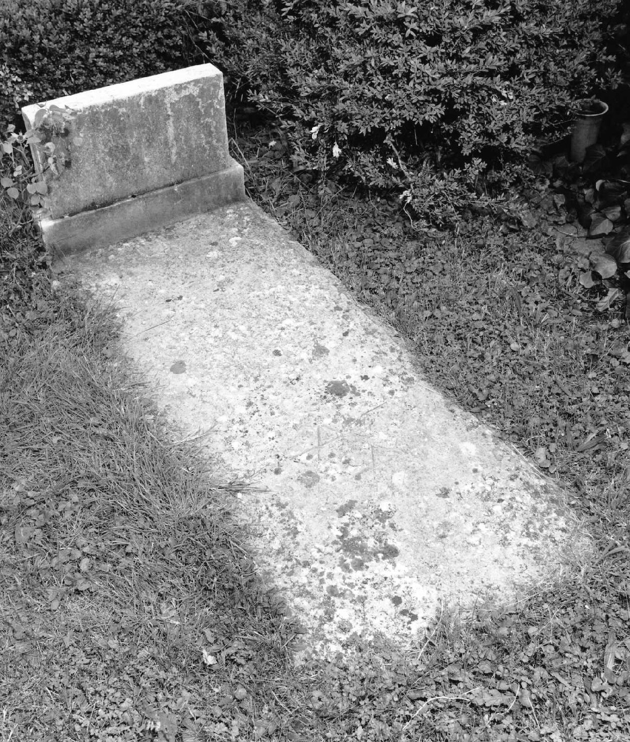 lapide tombale - ambito veneto (sec. XX)