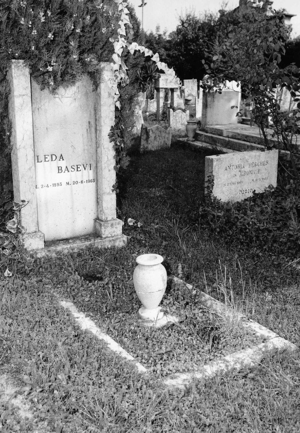 lapide tombale - ambito veneto (sec. XX)