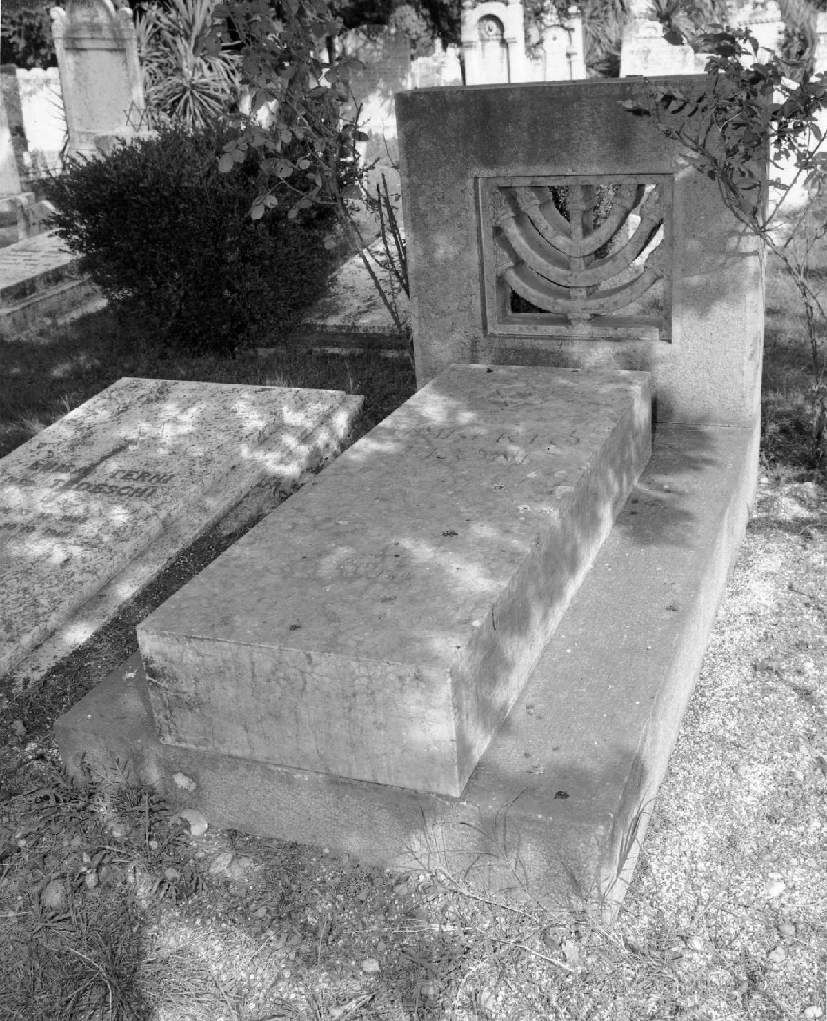 monumento funebre - ambito veneto (sec. XX)