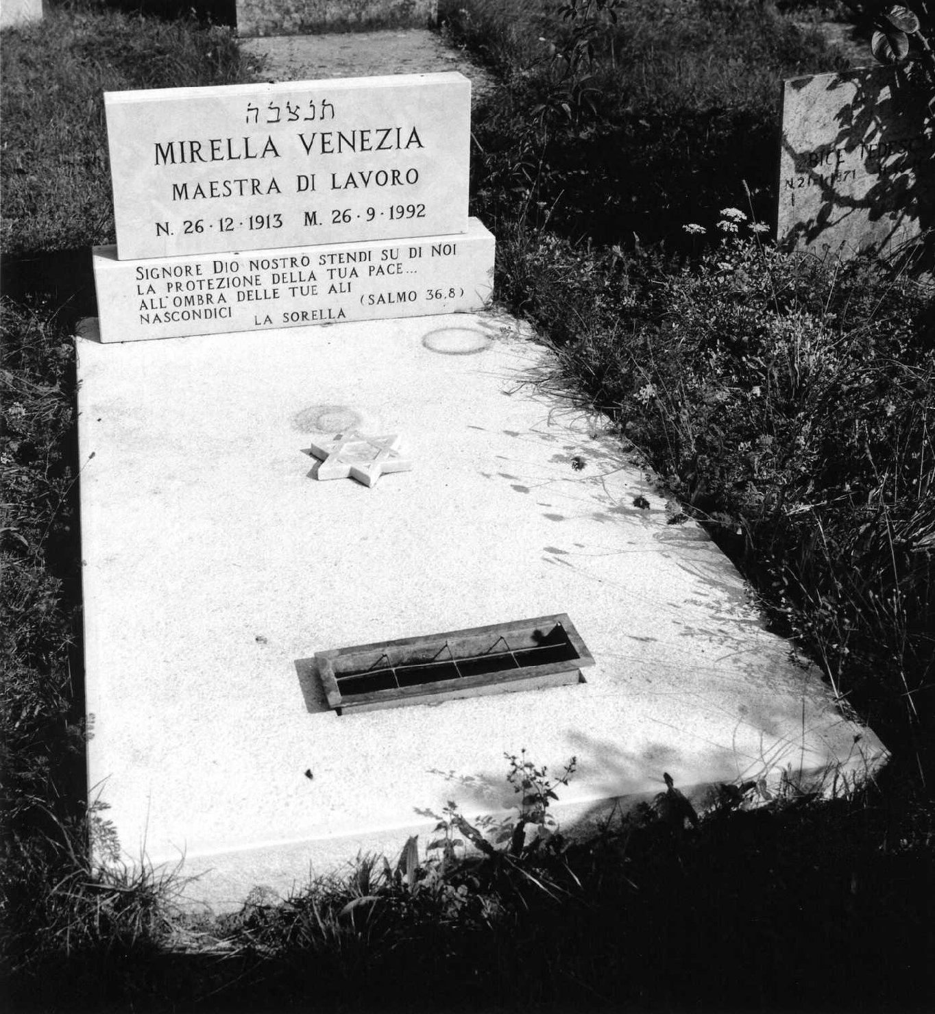 lapide tombale - ambito veneto (sec. XX)