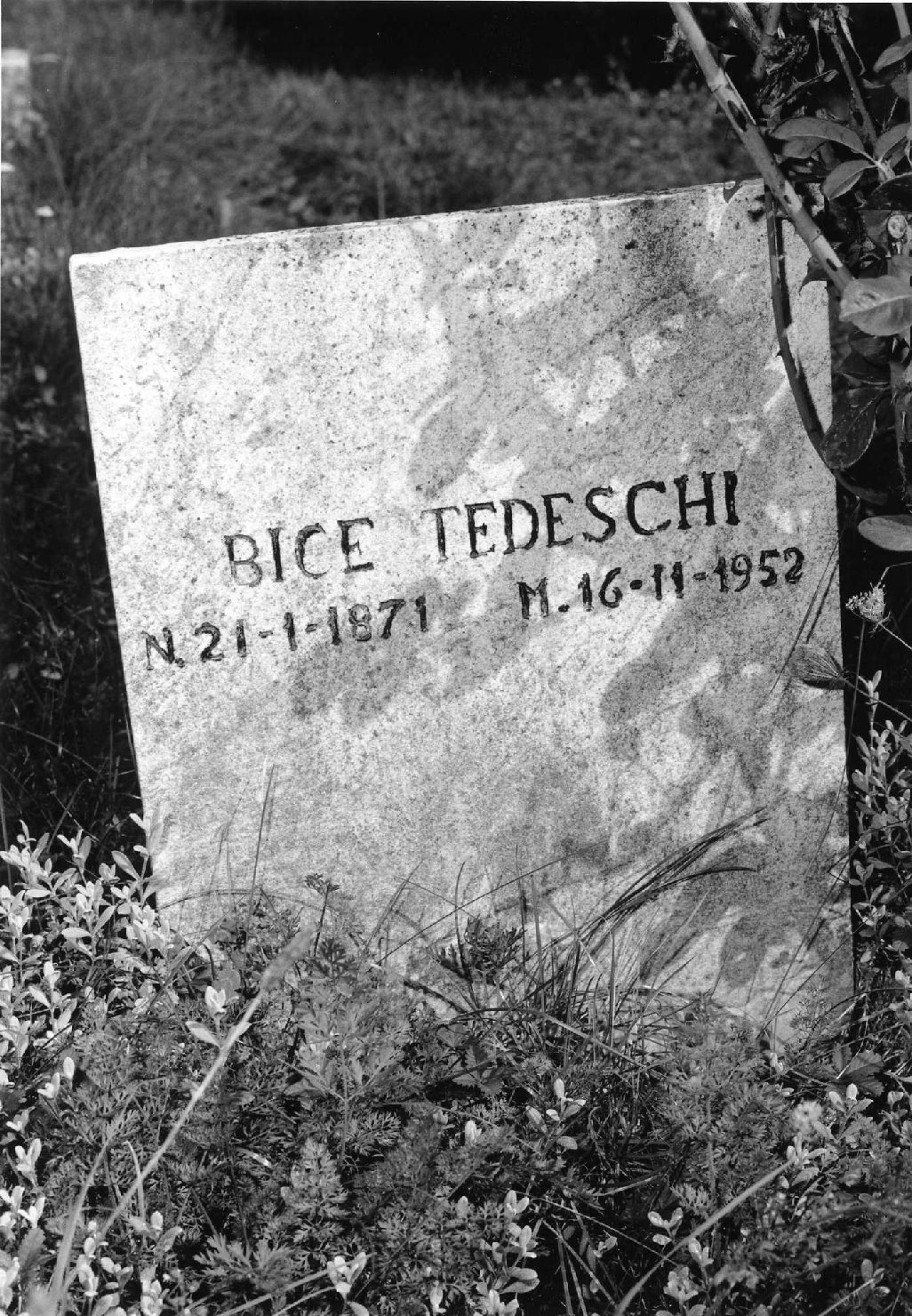 lapide tombale - ambito veneto (sec. XX)