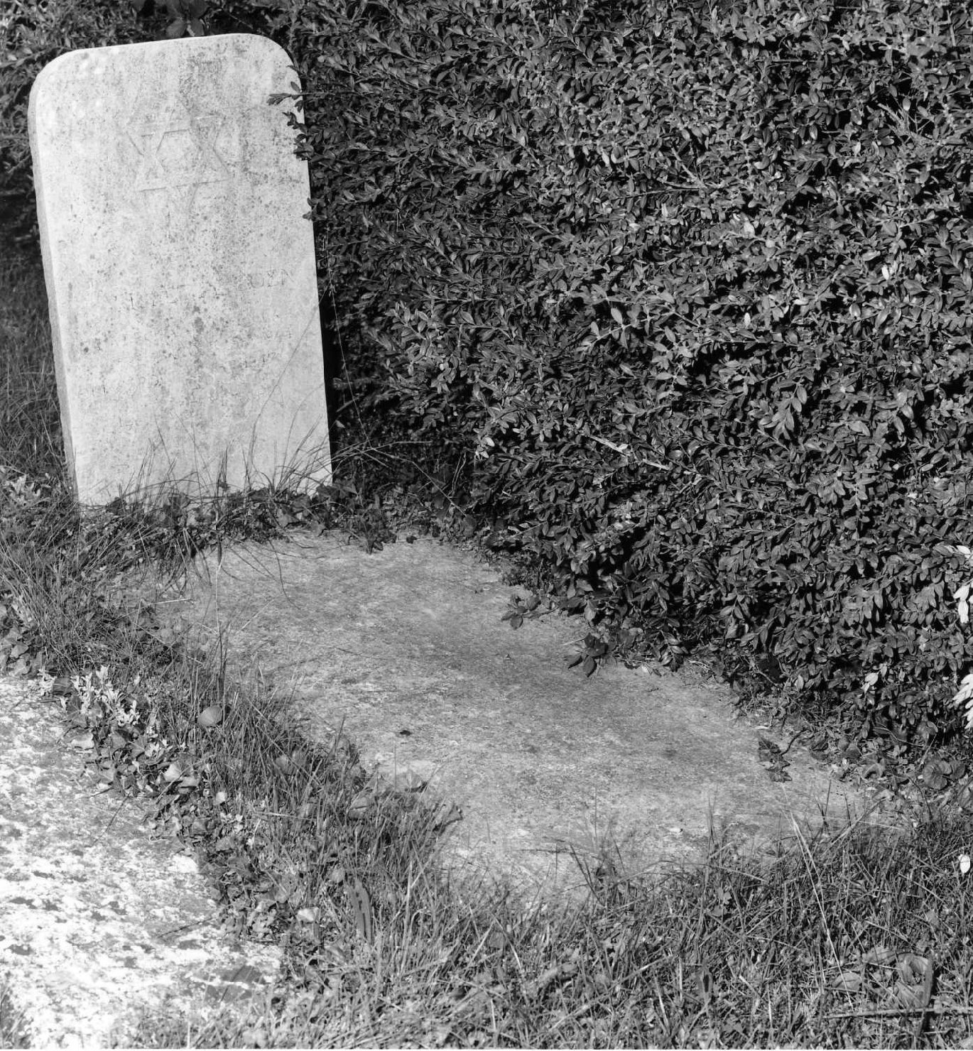 lapide tombale - ambito veneto (sec. XX)