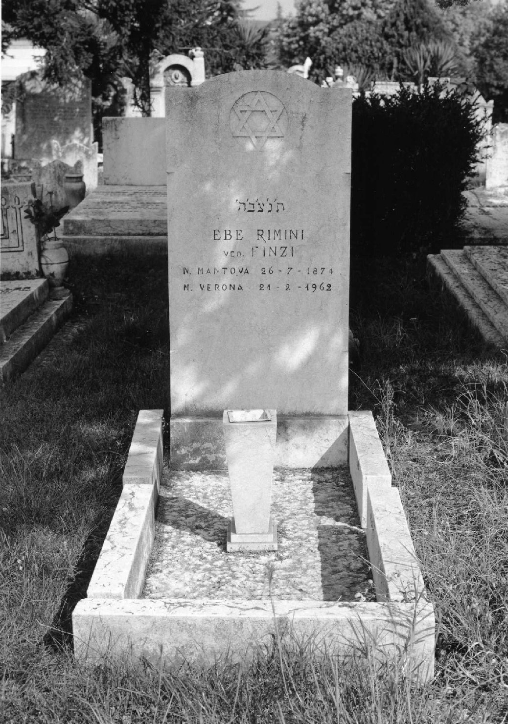 lapide tombale - ambito veneto (sec. XX)