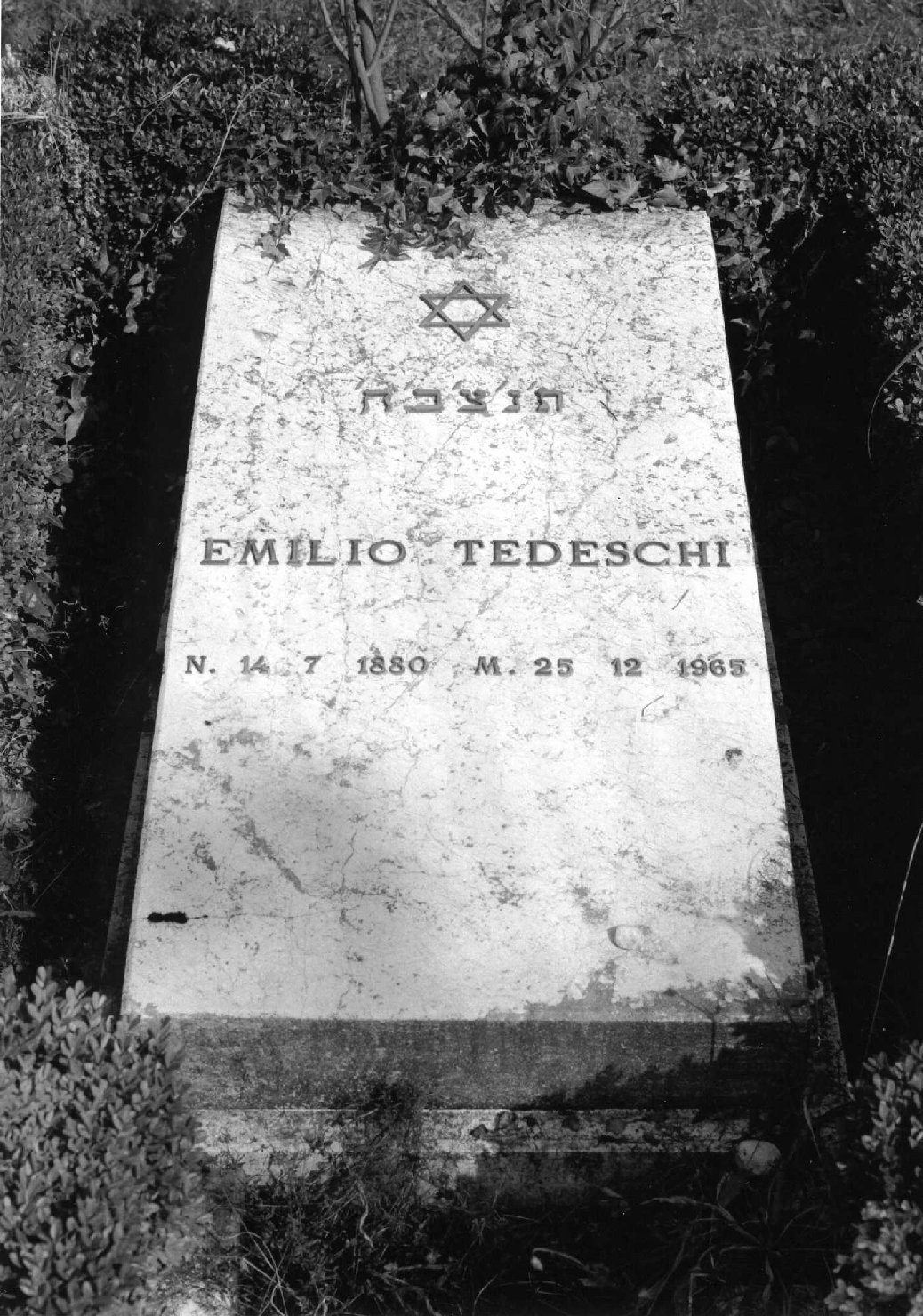 lapide tombale - ambito veneto (sec. XX)