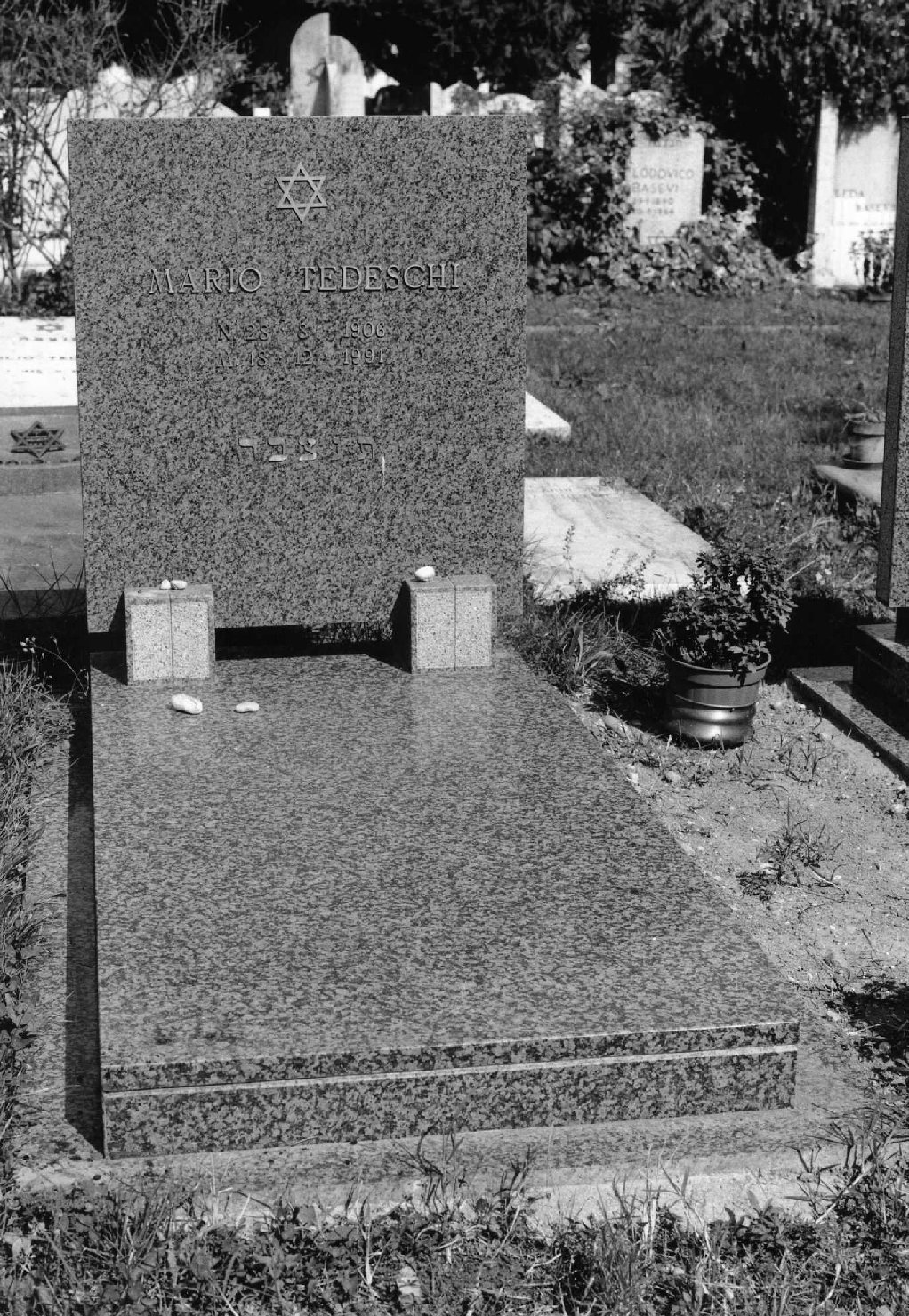 lapide tombale - ambito veneto (sec. XX)