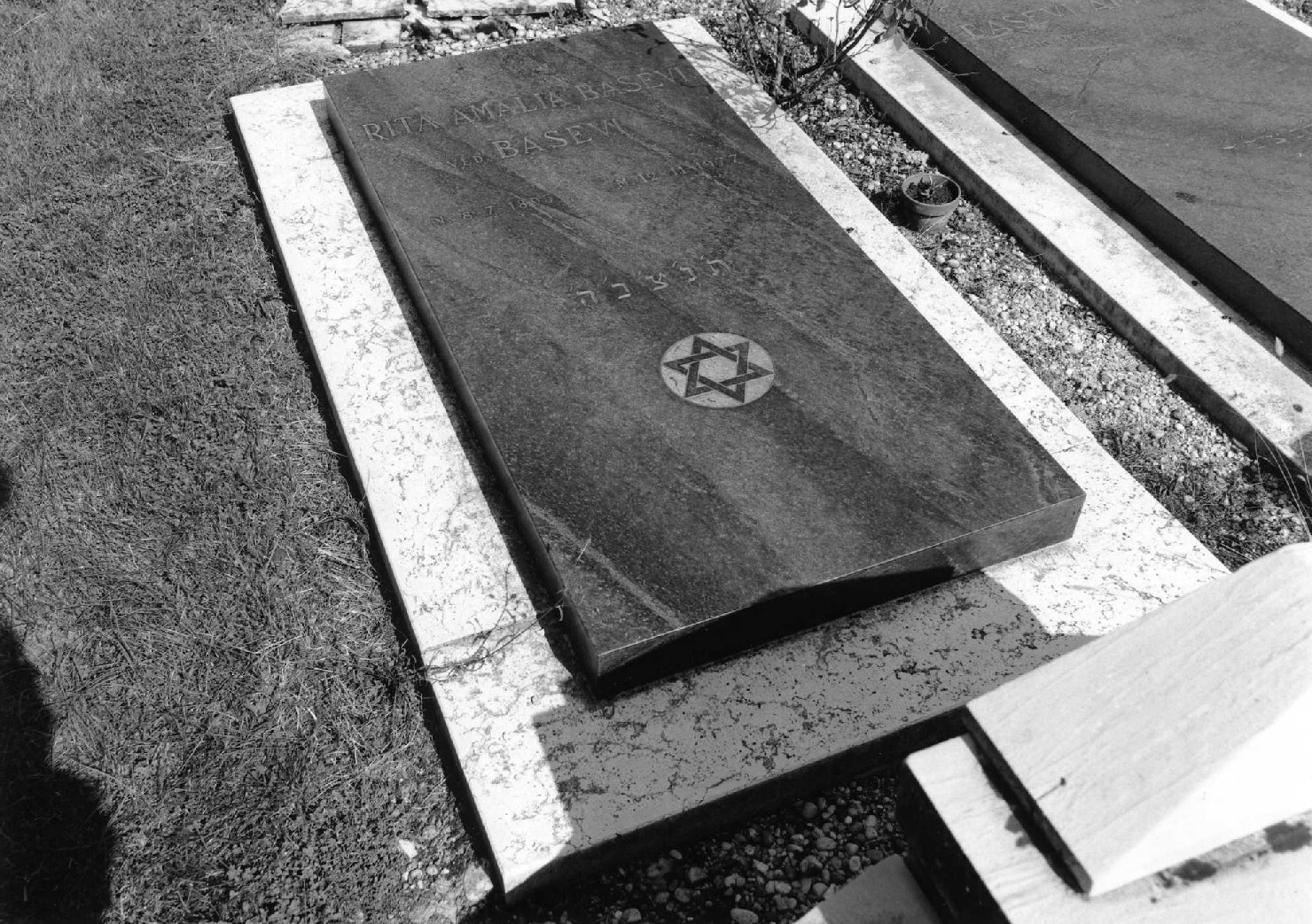 lapide tombale - ambito veneto (sec. XX)