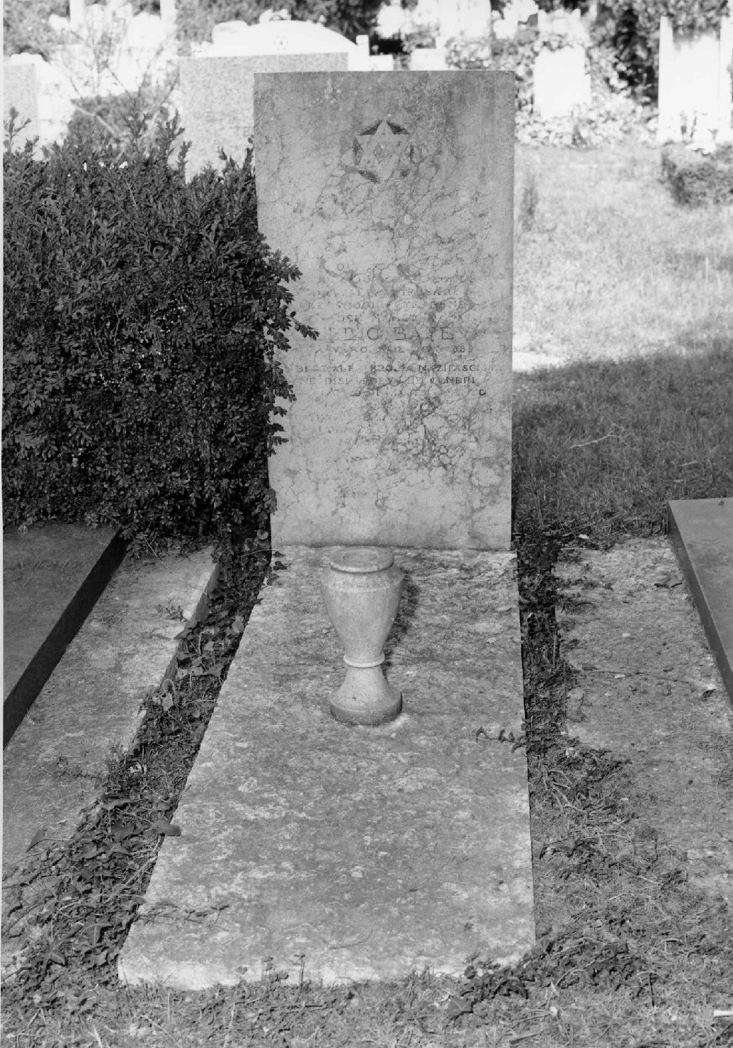 lapide tombale - ambito veneto (sec. XX)