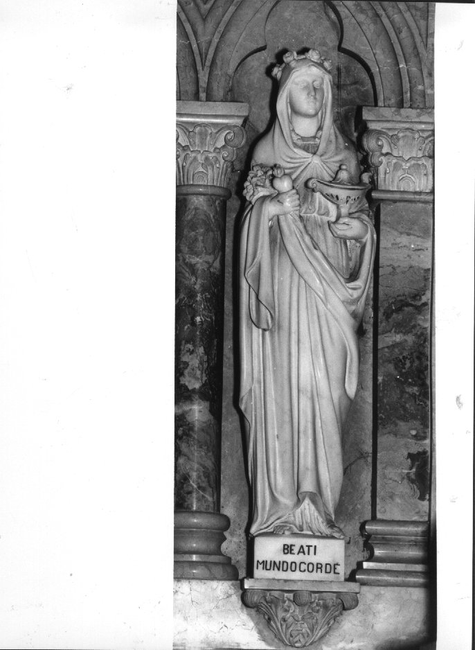 figura allegorica femminile (statua, elemento d'insieme) di Arrighini Luigi (secondo quarto sec. XX)