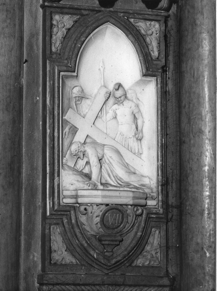 stazione VII: Gesù cade sotto la croce la seconda volta (rilievo) di Pighi U (secondo quarto sec. XX)
