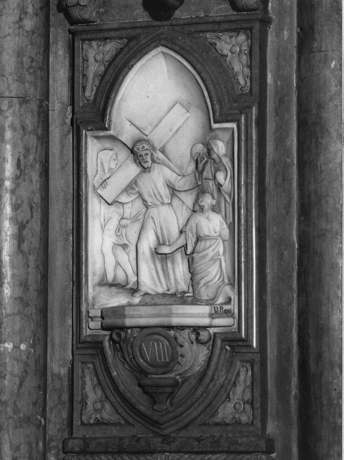 stazione VIII: Gesù consola le donne di Gerusalemme (rilievo) di Pighi U (secondo quarto sec. XX)