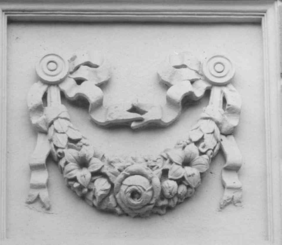 ghirlanda (rilievo) di Gottardi Angelo (sec. XIX)