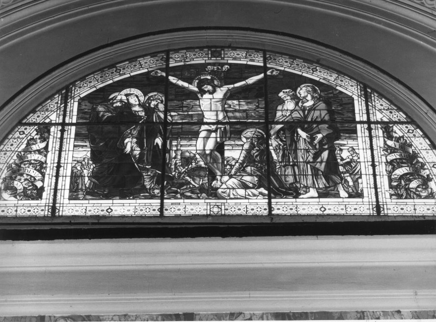 crocifissione di Cristo con la Madonna e santi (vetrata) di Polloni Guido (secondo quarto sec. XX)