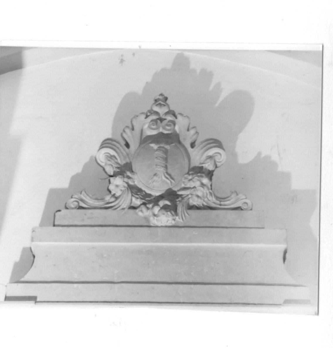 stemma gentilizio (rilievo) - ambito veneto (sec. XIX)