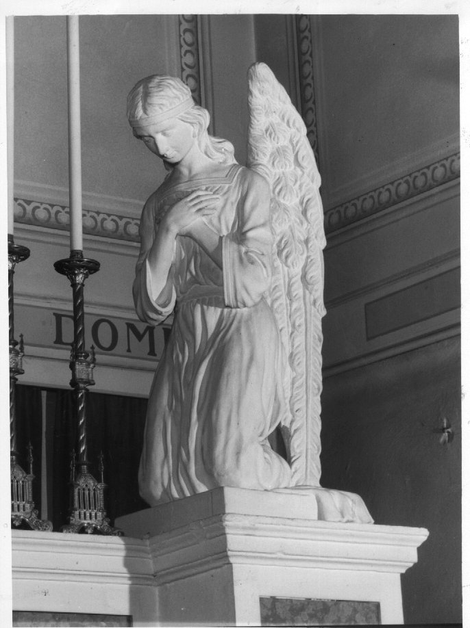 angelo orante (scultura) di Serafini V (sec. XX)