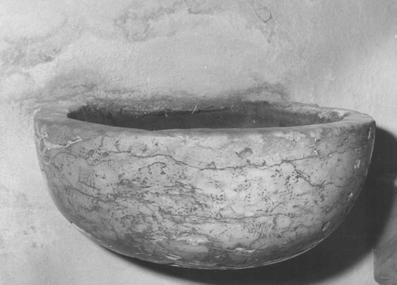 acquasantiera da parete - ambito veneto (secc. XV/ XVII)