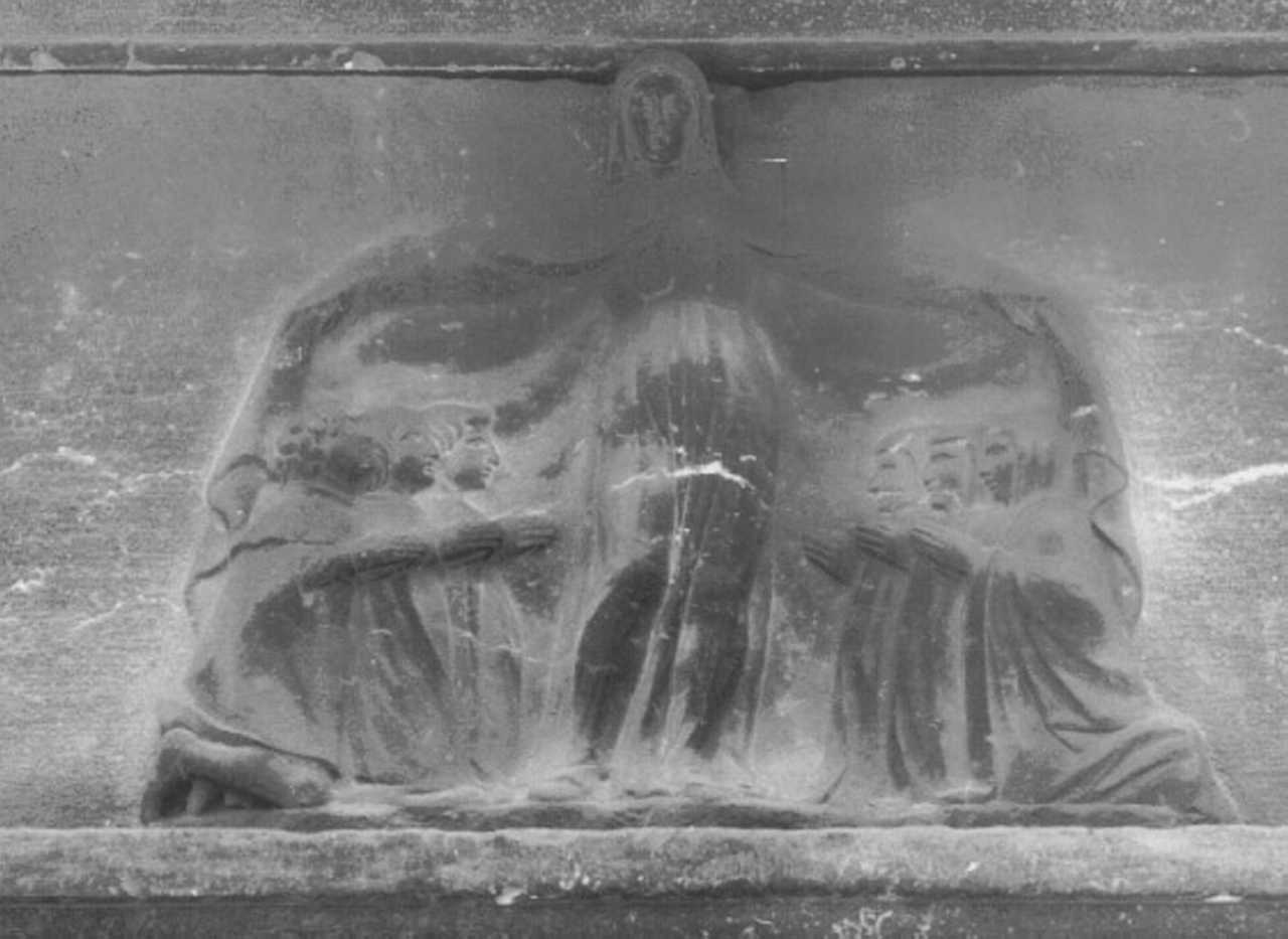 Madonna della Misericordia (portale) - bottega veronese (sec. XVI)