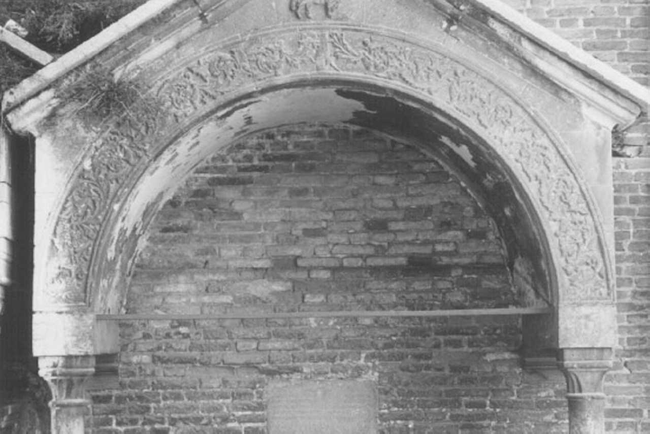 motivi decorativi a girali vegetali (rilievo) - ambito veneto (sec. XIV)