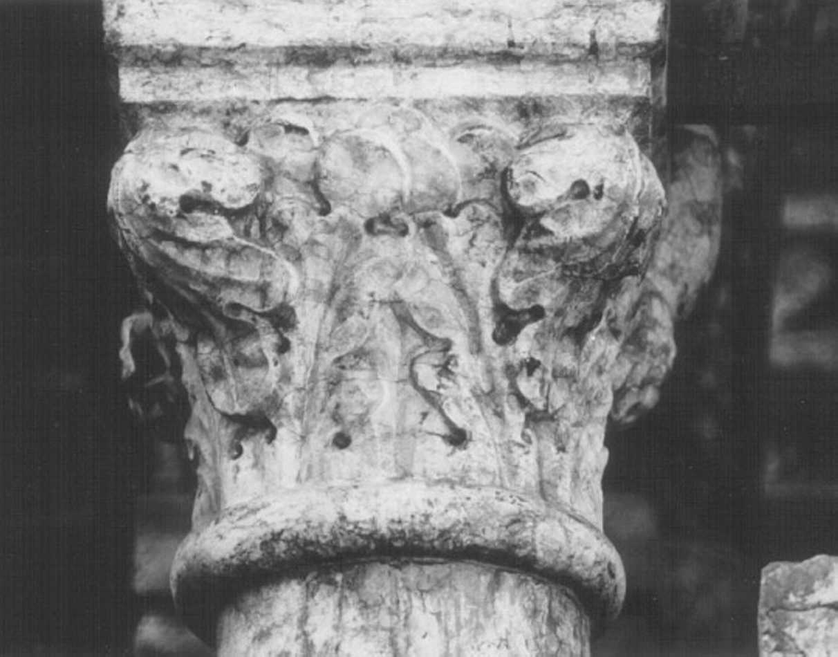 capitello corinzio, serie di Enrico Di Rigino (attribuito) (secc. XIII/ XIV)