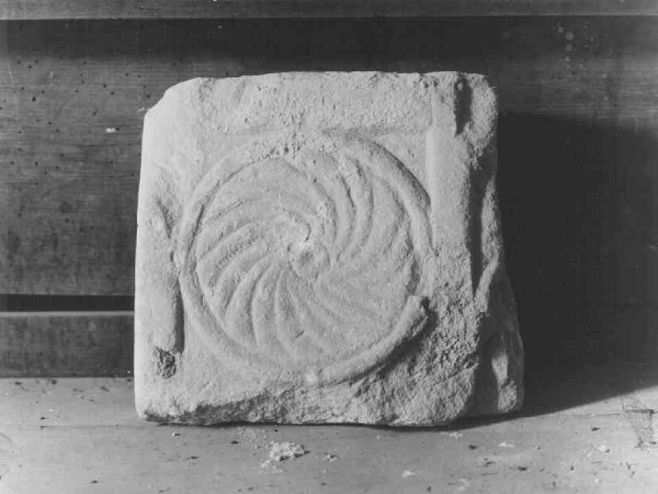 motivo decorativo geometrico (lastra, frammento) - ambito veronese (primo quarto sec. IX)