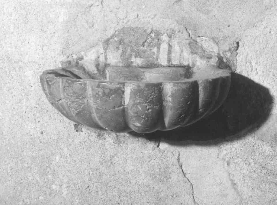 acquasantiera da parete - manifattura veronese (sec. XV)