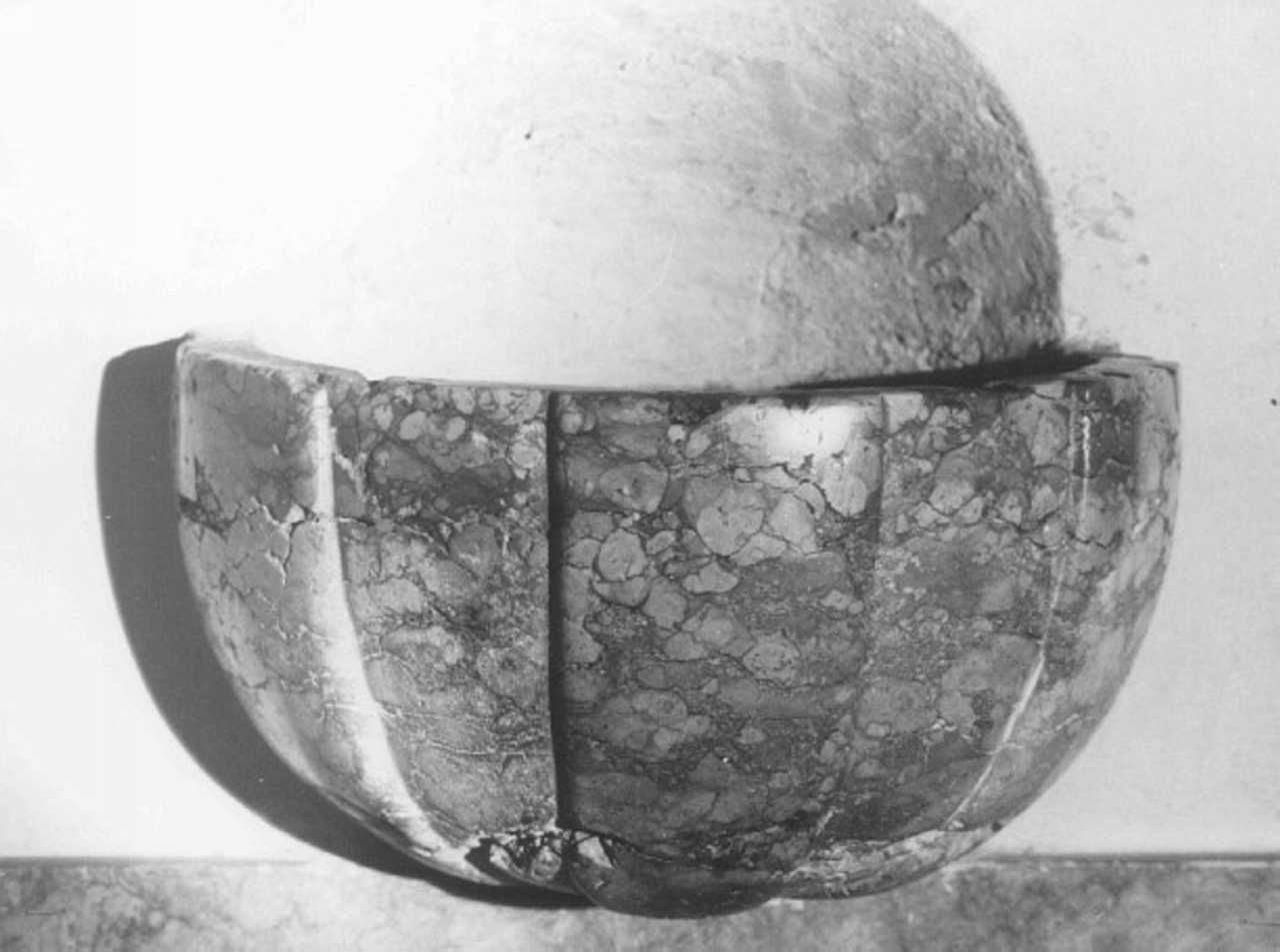 acquasantiera da parete - ambito veronese (secc. XVI/ XVII)