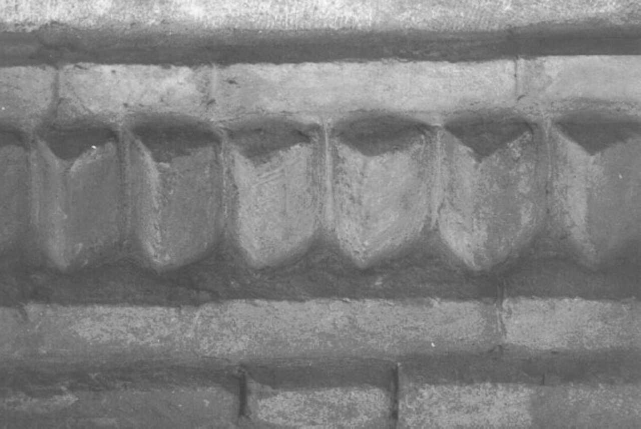 motivi decorativi a denti di sega (cornice architettonica) - ambito veneto (sec. XII)