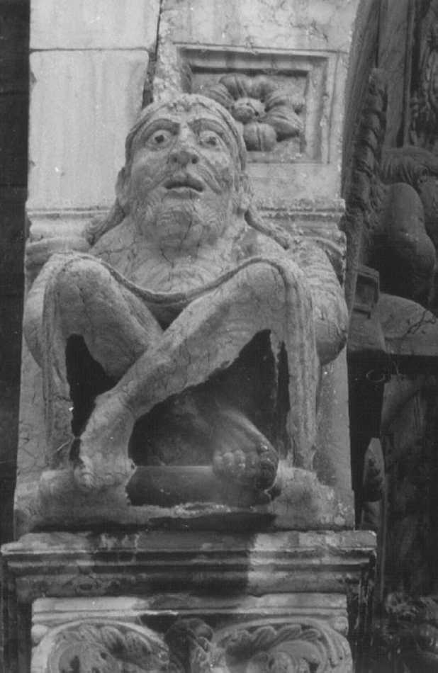 figura maschile seduta (telamone) di Nicolò (sec. XII)