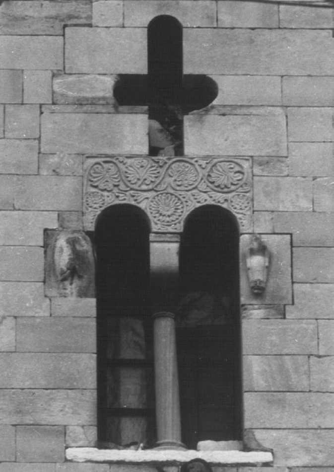 motivi decorativi vegetali (bifora) - ambito veneto (sec. XII)