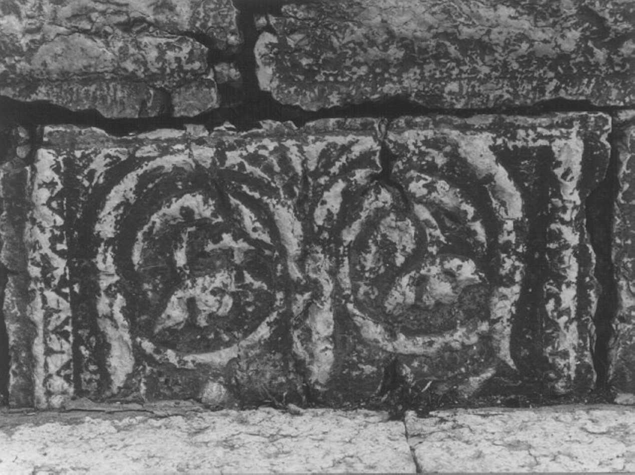 motivi decorativi a girali vegetali (rilievo, frammento) - ambito veneto (sec. IV)