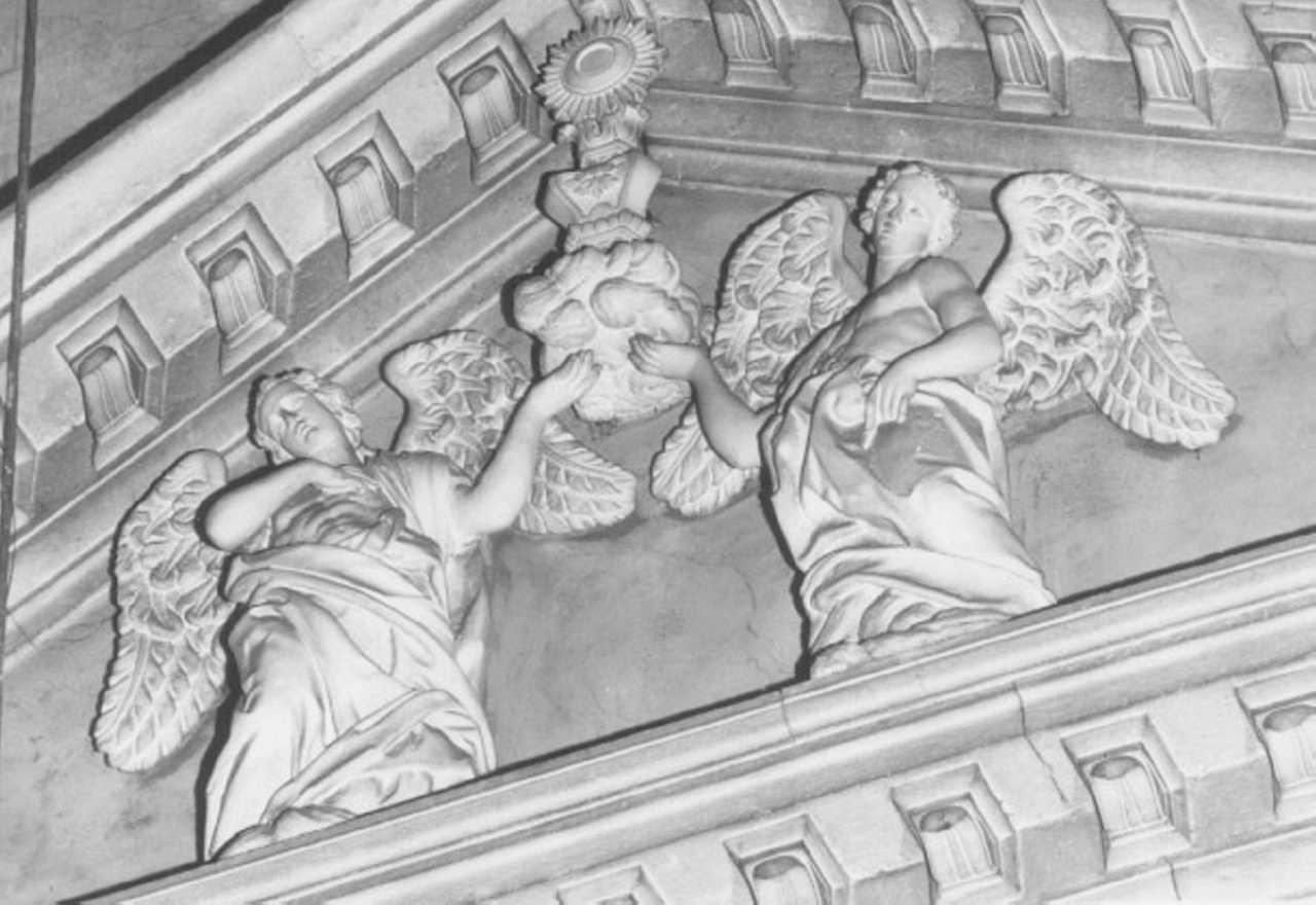 angeli adoranti il calice eucaristico (rilievo) di Cignaroli Diomiro (attribuito) (sec. XVIII)