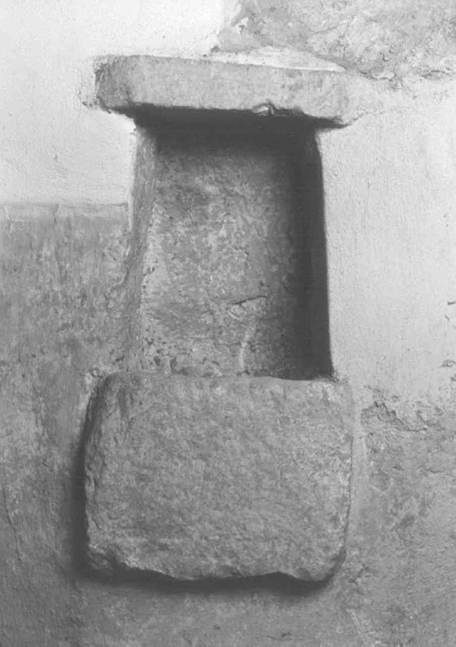 acquasantiera da parete - ambito veronese (sec. XV)