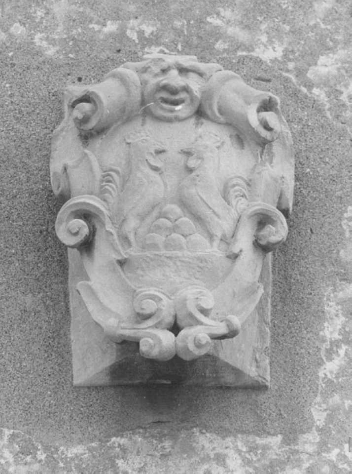 stemma gentilizio (rilievo) - ambito veronese (sec. XVIII)