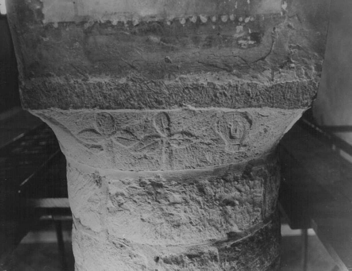 motivi decorativi vegetali stilizzati (capitello) - ambito veneto (secc. X/ XI)