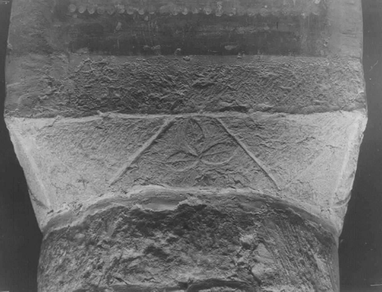 motivi decorativi vegetali stilizzati (capitello) - ambito veneto (secc. X/ XI)