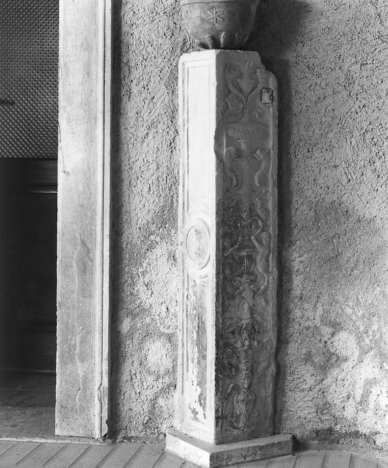 motivi decorativi a candelabra (rilievo) - ambito vicentino (sec. XV)