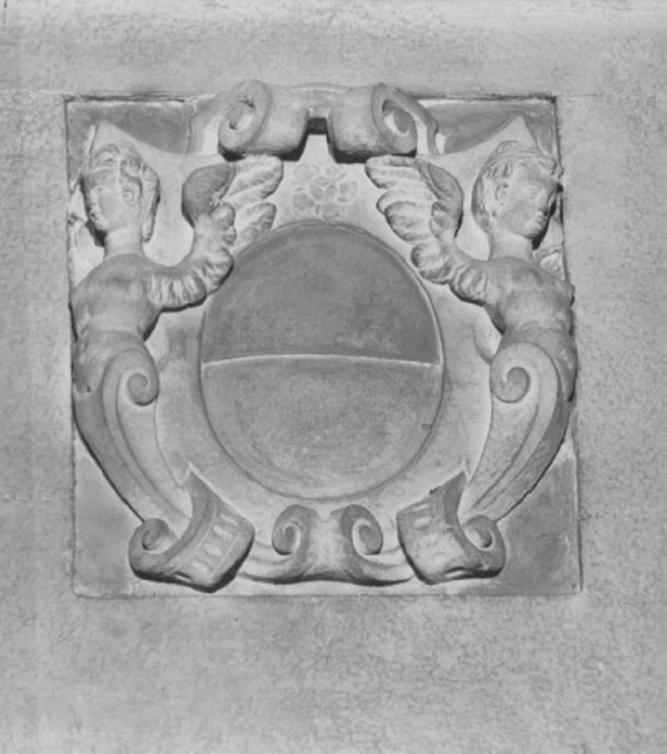 stemma gentilizio (rilievo) di Albanese Francesco (scuola) (sec. XVI)