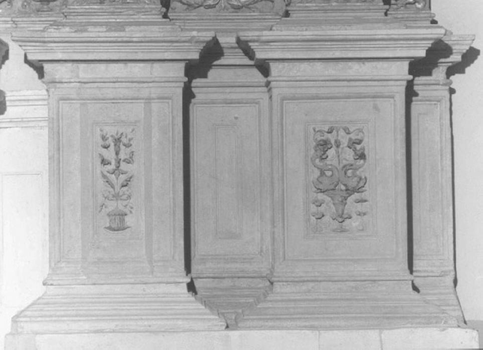 motivi decorativi a candelabra (rilievo) di Giovanni Di Giacomo Da Porlezza (attribuito) (sec. XVI)
