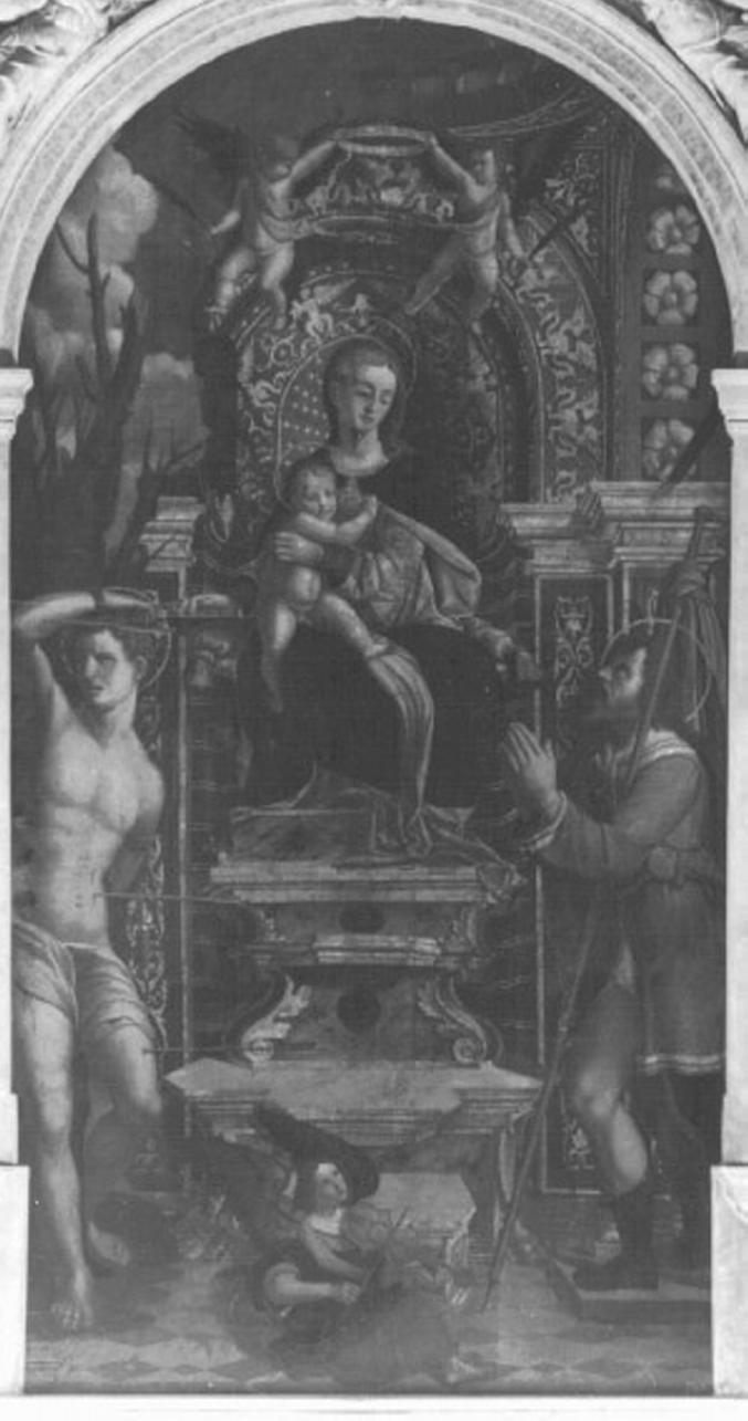 Madonna con Bambino e angeli tra San Sebastiano e San Rocco (dipinto) di Montagna Benedetto (sec. XVI)