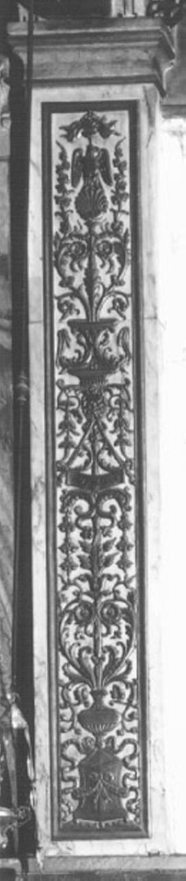motivi decorativi a candelabra (rilievo) di Forlati Ferdinando (sec. XX)