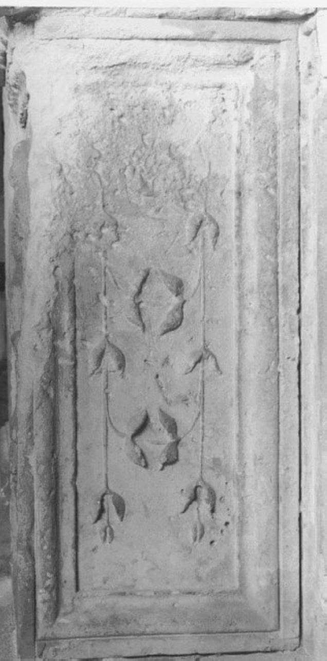 motivi decorativi vegetali (rilievo) di Giovanni Di Giacomo Da Porlezza (attribuito) (secc. XV/ XVI)