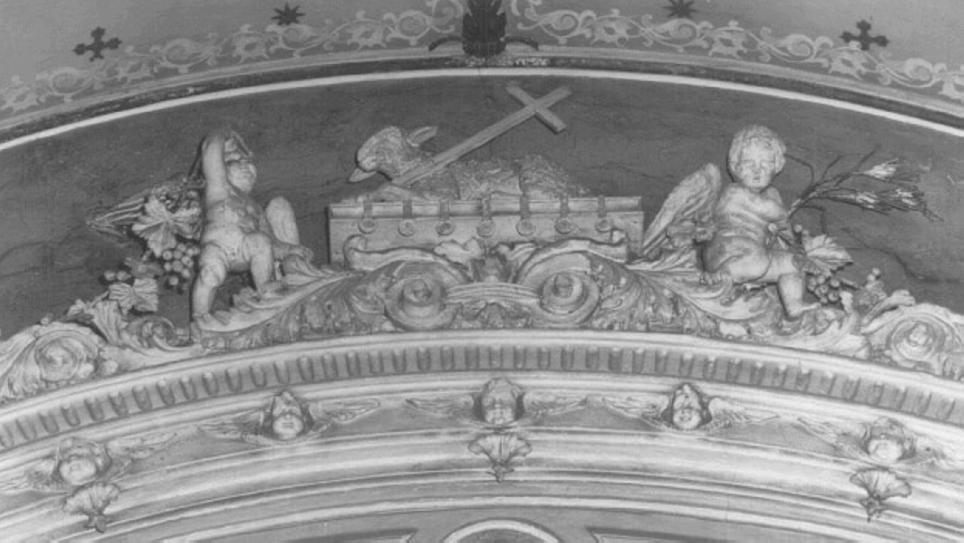Agnello sacrificale con croce e due angioletti, ai lati, con uva e spighe di grano (decorazione plastica) di Squarise Francesco (attribuito), Piva Luigi (attribuito) (sec. XIX)