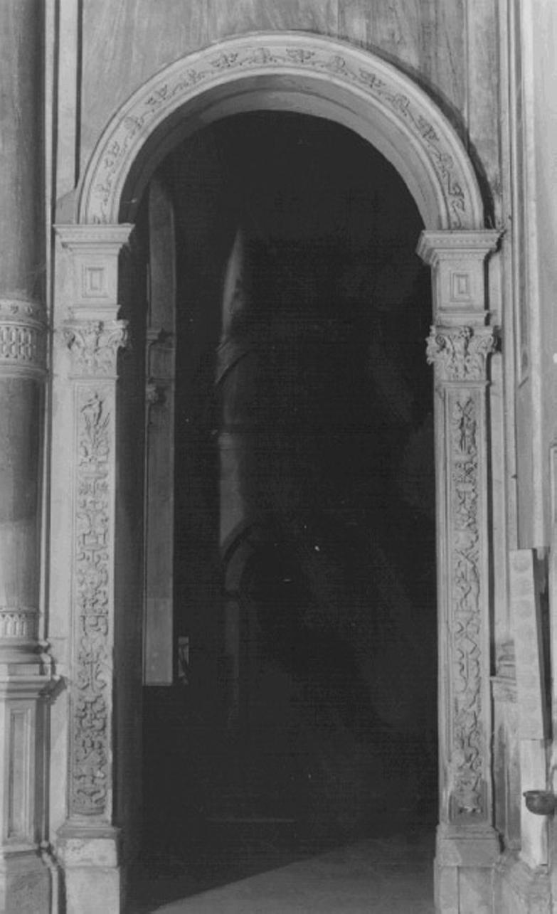 motivi decorativi a conchiglia e tralci di vite (rilievo) di Giovanni Di Giacomo Da Porlezza (bottega) (secc. XV/ XVI)