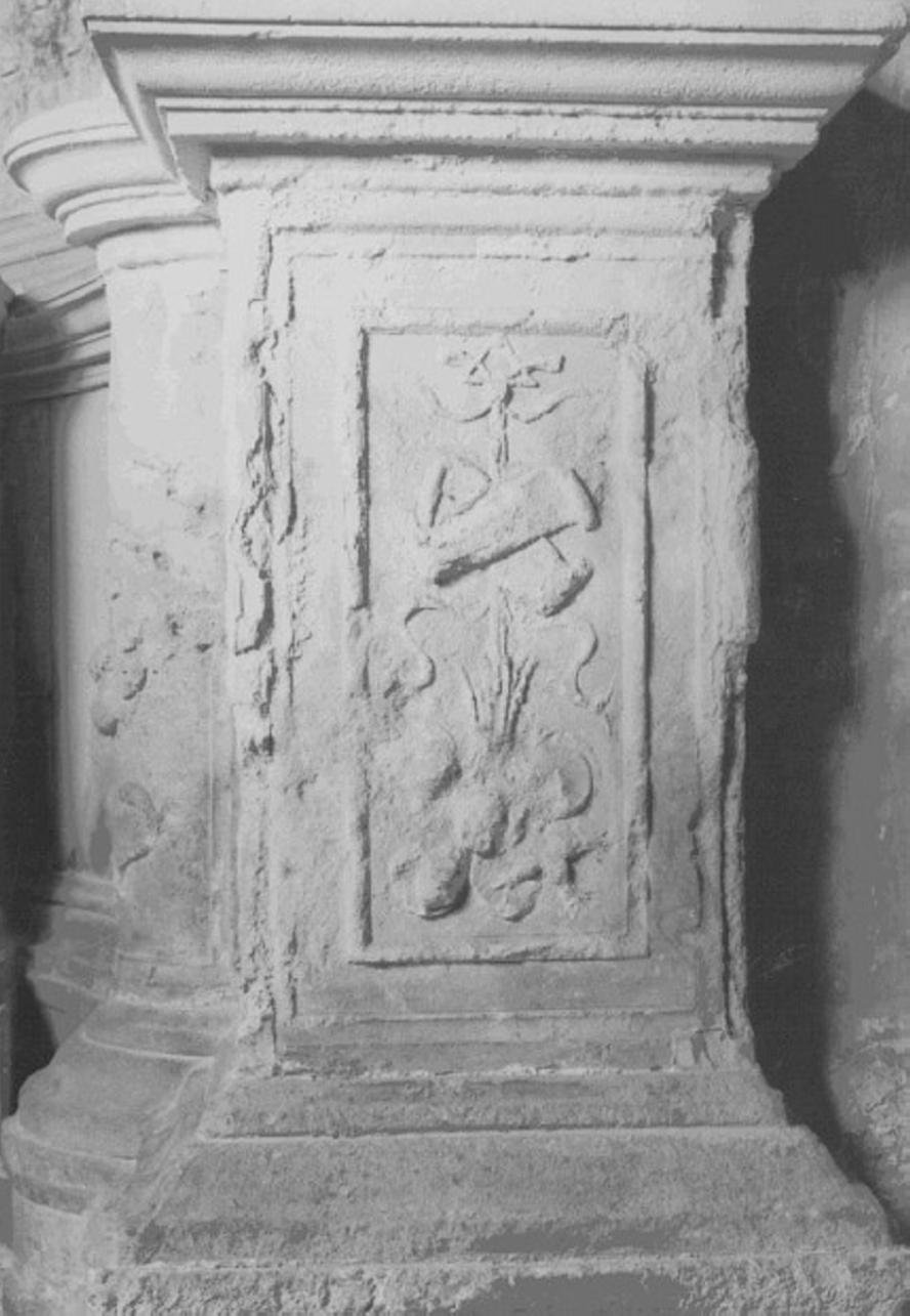 motivi decorativi a grottesche (rilievo) di Giovanni Di Giacomo Da Porlezza (bottega) (secc. XV/ XVI)