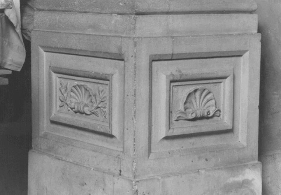 Conchiglia ed alloro (rilievo, paio) di Giovanni Di Giacomo Da Porlezza (bottega) (secc. XV/ XVI)