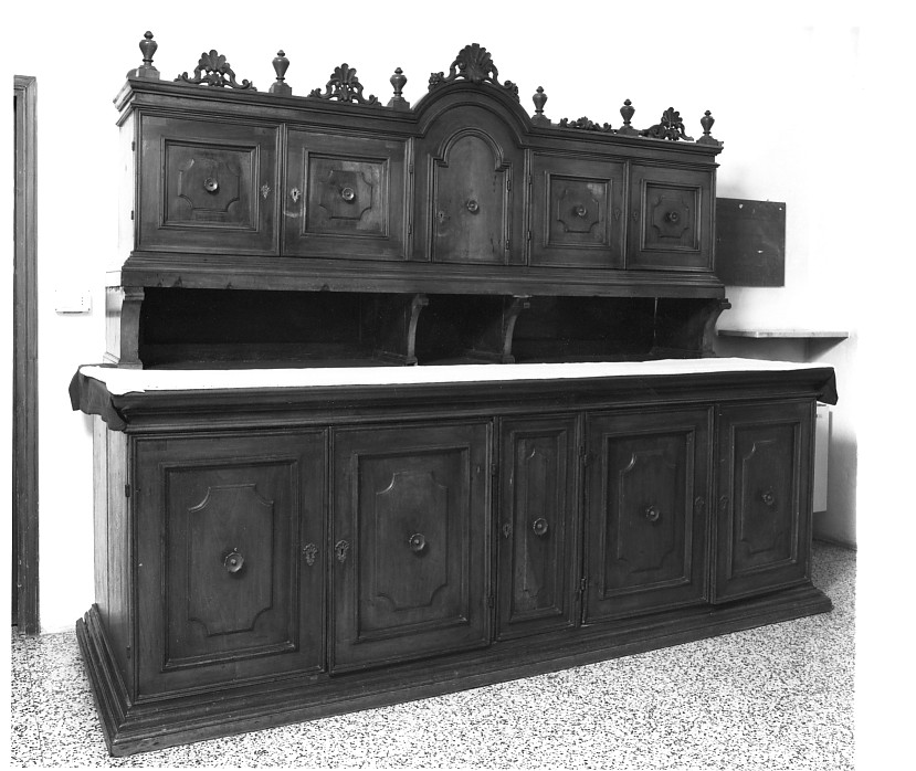 mobile da sacrestia con alzata - ambito veronese (sec. XVIII)